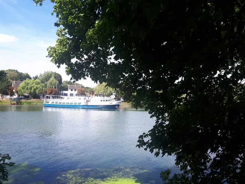 Un petit bateau de croisière aperçu depuis l'île :)