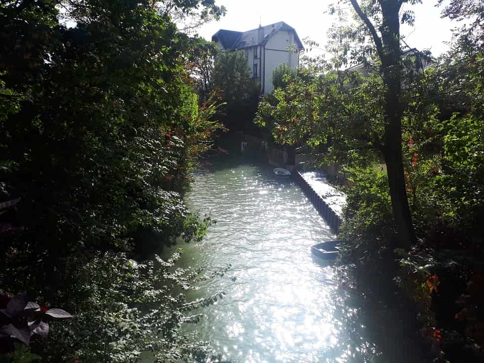 Barques le long du canal de polangis