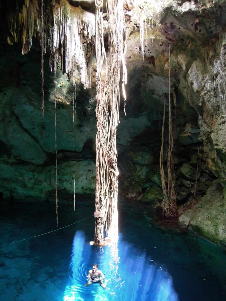 Baignade dans le cenote de Cuzama