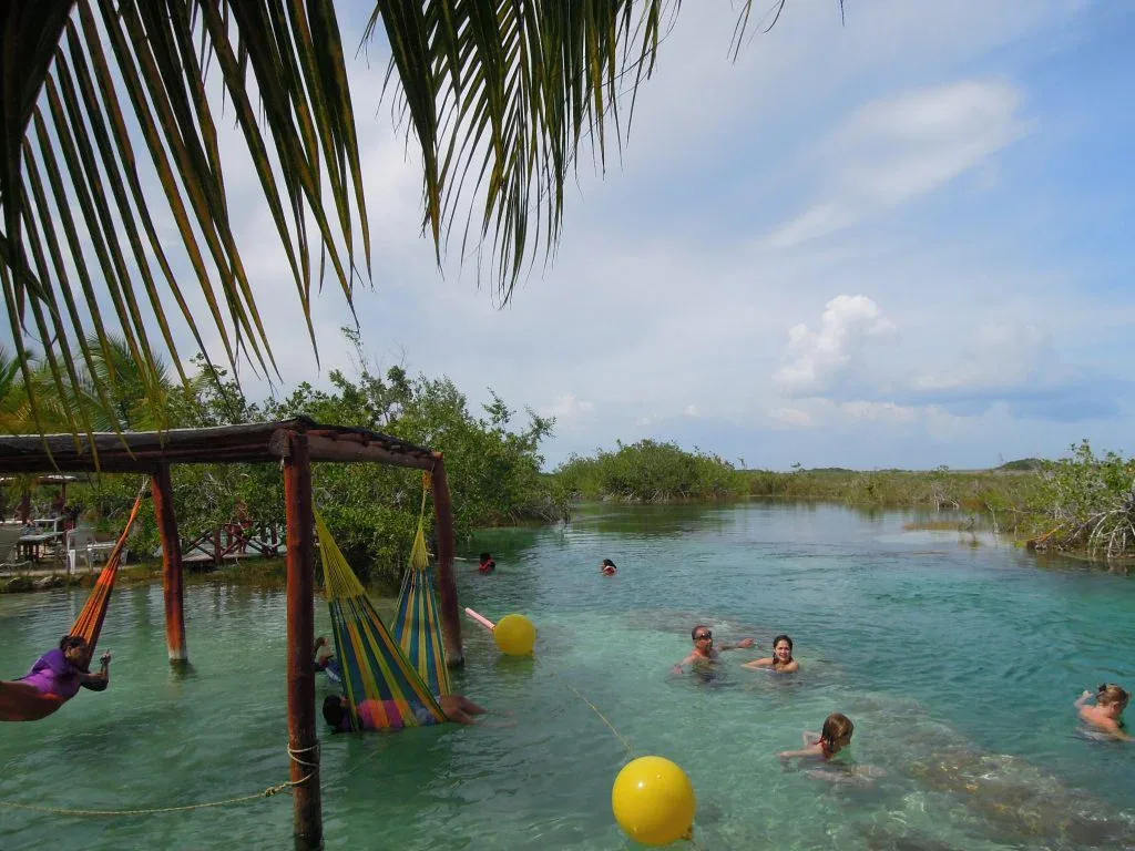 Baignade dans l'eau à Bacalar